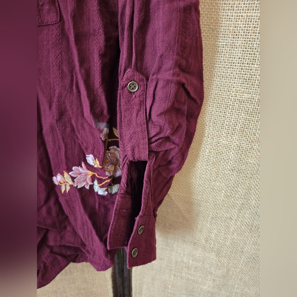 Women's Knox Rose Burgundy Embroidered Floral Button-Up Shirt Size M - Picture 5 of 16